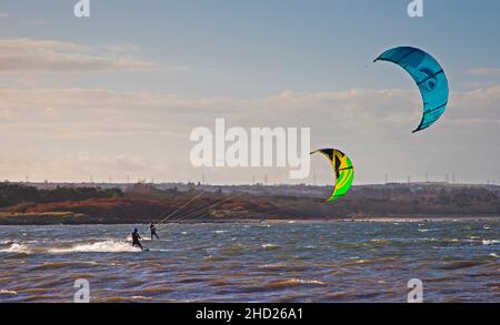 Longniddry, East Lothian, Schottland, Großbritannien. 2nd. Januar 2022. Stürmischer Wind mit 20 km/h und möglichen Böen von 35 km/h Temperatur von 8 Grad für die wenigen Kitesurfer, die sich auf den rauhen Firth of Forth wagten. Die Bedingungen gaben den erfahrenen Surfern gutes Potenzial, gute Luft zu bekommen. Credit: Arch White Stockfoto
