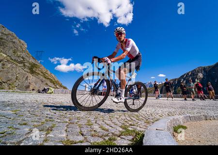 Roland Thalmann vom Team Schweiz fährt bei der Tour de Suisse 2021 die Tremola San Gottardo hoch. Stockfoto
