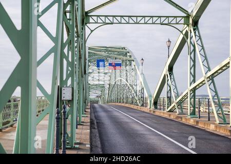 Maria-Valeria-Brücke über die Donau, die die slowakische Stadt Sturovo und Esztergom in Ungarn verbindet. Stockfoto