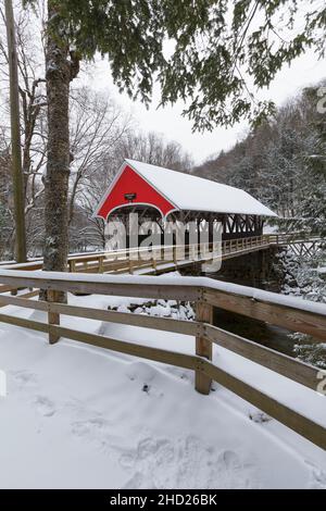 Die Flume Covered Bridge im Franconia Notch State Park in Lincoln, New Hampshire, war an einem Herbstmorgen schneebedeckt. Diese malerische Brücke überquert Stockfoto