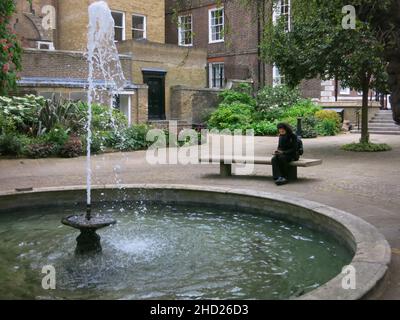 Brunnen und Garten, Tempel, London. Temple ist ein historisches Rechtsviertel, in dem sich die Royal Courts of Justice und Justizeinrichtungen wie Middle befinden Stockfoto