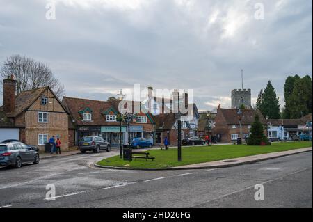 Menschen in Chalfont St. Giles Dorf. Festliche Dekorationen und Weihnachtsbaum auf dem Grün. Buckinghamshire, England, Großbritannien. Stockfoto