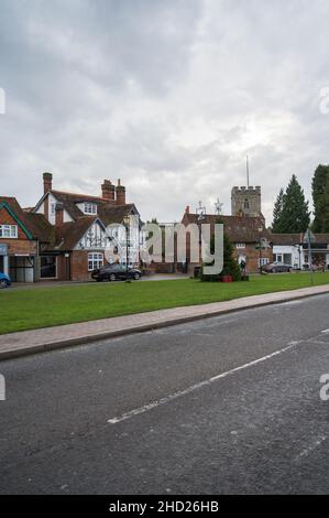 Menschen in Chalfont St. Giles Dorf. Festliche Dekorationen und Weihnachtsbaum auf dem Grün. Buckinghamshire, England, Großbritannien. Stockfoto