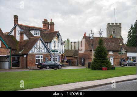 Menschen in Chalfont St. Giles Dorf. Festliche Dekorationen und Weihnachtsbaum auf dem Grün. Buckinghamshire, England, Großbritannien. Stockfoto