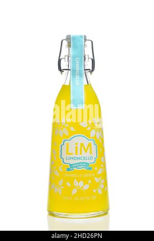 IRVINE, KALIFORNIEN - 1. JAN 2022: Eine Flasche Lim Limoncello Likör. Stockfoto