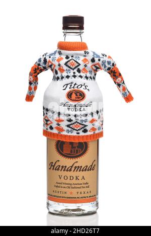 IRVINE, KALIFORNIEN - 1. JAN 2022: Eine Geschenkflasche mit Titos Handgefertigter Vodka mit einem Pullover, der das Oberteil bedeckt. Stockfoto