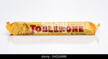 IRVINE, KALIFORNIEN - 1. JAN 2022: Eine Toblerone Schweizer Milchschokolade mit Honig und Mandelnougat. Stockfoto