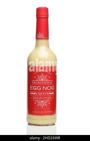 IRVINE, KALIFORNIEN - 1. JAN 2022: Eine Flasche Van der Haute Traditional Egg Nog mit würzigem Rum und französischem Brandy. Stockfoto