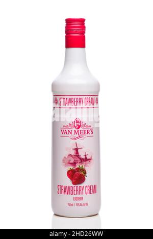 IRVINE, KALIFORNIEN - 1. JAN 2022: Eine Flasche Van Meers Strawberry Cream Likör. Stockfoto