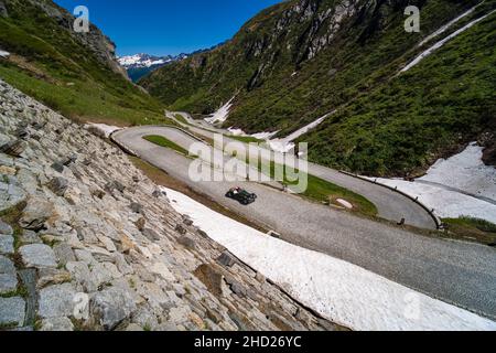 Der südliche Teil der Tremola San Gottardo, eine der höchsten asphaltierten Straßen Europas, wurde zwischen 1827 und 1832 erbaut. Stockfoto