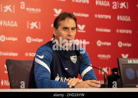 Sevilla, Spanien. 02nd Januar 2022. Julen Lopetegui, Manager des FC Sevilla, bei der Pressekonferenz vor dem Spiel der LaLiga Santander zwischen dem FC Sevilla und dem FC Cádiz in Sevilla. (Foto: Mario Diaz Rasero Kredit: Gonzales Foto/Alamy Live News Stockfoto