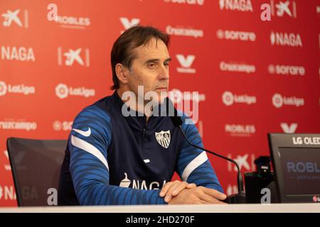 Sevilla, Spanien. 02nd Januar 2022. Julen Lopetegui, Manager des FC Sevilla, bei der Pressekonferenz vor dem Spiel der LaLiga Santander zwischen dem FC Sevilla und dem FC Cádiz in Sevilla. (Foto: Mario Diaz Rasero Kredit: Gonzales Foto/Alamy Live News Stockfoto