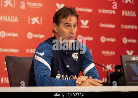 Sevilla, Spanien. 02nd Januar 2022. Julen Lopetegui, Manager des FC Sevilla, bei der Pressekonferenz vor dem Spiel der LaLiga Santander zwischen dem FC Sevilla und dem FC Cádiz in Sevilla. (Foto: Mario Diaz Rasero Kredit: Gonzales Foto/Alamy Live News Stockfoto