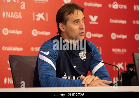 Sevilla, Spanien. 02nd Januar 2022. Julen Lopetegui, Manager des FC Sevilla, bei der Pressekonferenz vor dem Spiel der LaLiga Santander zwischen dem FC Sevilla und dem FC Cádiz in Sevilla. (Foto: Mario Diaz Rasero Kredit: Gonzales Foto/Alamy Live News Stockfoto