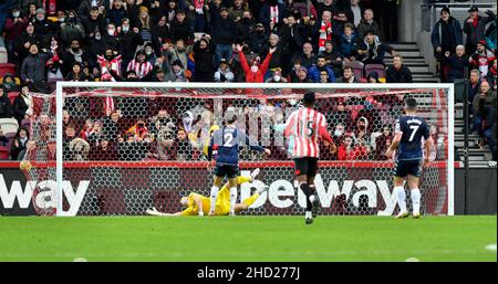 London, Großbritannien. 02nd Januar 2022. Emiliano Martinez vom Aston Villa FC taucht vergeblich ab, als Yoane Wissa vom Brentford FC am 2. Januar 2022 im Premier League-Spiel zwischen Brentford und Aston Villa im Brentford Community Stadium, London, England, den Ausgleich fast zur Hälfte erzielte. Foto von Phil Hutchinson. Nur zur redaktionellen Verwendung, Lizenz für kommerzielle Nutzung erforderlich. Keine Verwendung bei Wetten, Spielen oder Veröffentlichungen einzelner Clubs/Vereine/Spieler. Kredit: UK Sports Pics Ltd/Alamy Live Nachrichten Stockfoto