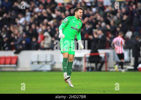 London, Großbritannien. 02nd Januar 2022. Alvaro Fernandez, der Torhüter von Brentford feiert, nachdem Yoane Wissa von Brentford das erste Tor seiner Mannschaft erzielt hat. Premier League Spiel, Brentford gegen Aston Villa im Brentford Community Stadium in Brentford, London am Sonntag, 2nd. Januar 2022. Dieses Bild darf nur für redaktionelle Zwecke verwendet werden. Nur zur redaktionellen Verwendung, Lizenz für kommerzielle Nutzung erforderlich. Keine Verwendung bei Wetten, Spielen oder Veröffentlichungen in einem Club/einer Liga/einem Spieler. PIC von Steffan Bowen/Andrew Orchard Sports Photography/Alamy Live News Credit: Andrew Orchard Sports Photography/Alamy Live News Stockfoto