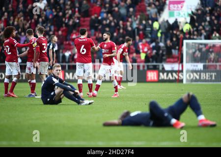 BRISTOL, GROSSBRITANNIEN. JAN 2nd Benik Afobe von Millwall liegt zu Vollzeit dejeziert auf dem Boden, als die Spieler von Bristol City nach ihrem 3-2-Sieg im Sky Bet Championship-Spiel zwischen Bristol City und Millwall am Sonntag, dem 2nd. Januar 2022, im Ashton Gate in Bristol feiern. (Kredit: Kieran Riley | MI Nachrichten) Kredit: MI Nachrichten & Sport /Alamy Live Nachrichten Stockfoto