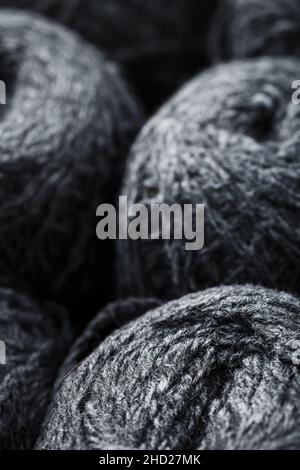Graues Garn aus Naturwolle in Garnbällen. Nahaufnahme Stockfoto