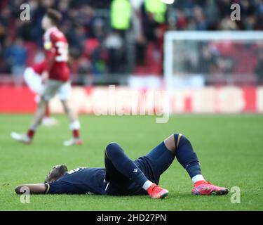 BRISTOL, GROSSBRITANNIEN. JAN 2nd Benik Afobe von Millwall wurde nach dem Sieg von Bristol City im Sky Bet Championship-Spiel zwischen Bristol City und Millwall im Ashton Gate, Bristol am Sonntag, den 2nd. Januar 2022, 3-2 in Vollzeit niedergeschlagen. (Kredit: Kieran Riley | MI Nachrichten) Kredit: MI Nachrichten & Sport /Alamy Live Nachrichten Stockfoto