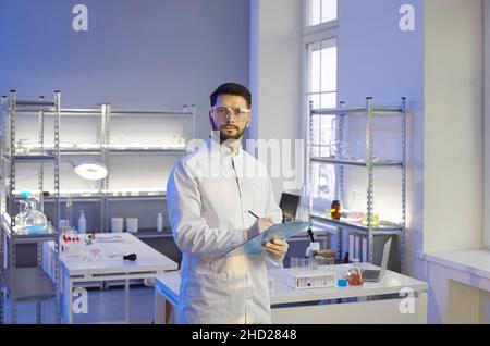 Porträt eines männlichen Wissenschaftlers im Labor Stockfoto