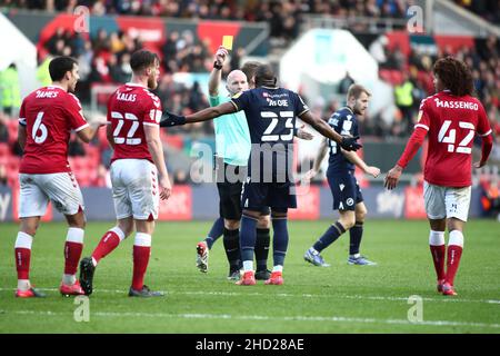 BRISTOL, GROSSBRITANNIEN. JAN 2nd Benik Afobe von Millwall erhält eine gelbe Karte für Dissens während des Sky Bet Championship-Spiels zwischen Bristol City und Millwall am Sonntag, 2nd. Januar 2022, am Ashton Gate in Bristol. (Kredit: Kieran Riley | MI Nachrichten) Kredit: MI Nachrichten & Sport /Alamy Live Nachrichten Stockfoto