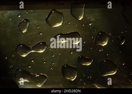 Nahaufnahme von großen Wassertröpfchen auf einer Glasoberfläche Stockfoto