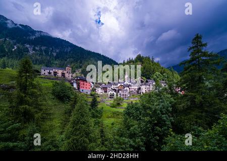 Das Dorf Fusio, malerisch gelegen im Maggia-Tal, Valle Maggia auf 1281 m. Stockfoto