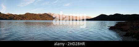 Abends Panoramablick auf Rara Daha oder Mahendra Tal See - Rara Trek - großer himalaya Trail - Westnepal Stockfoto