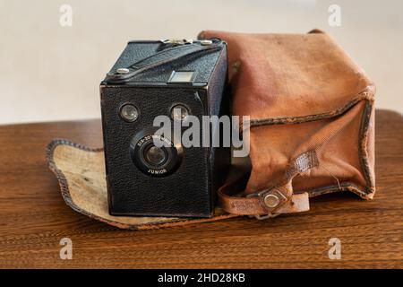 Nahaufnahme einer alten Kodak Box Six-20 Brownie Junior Kamera und Tasche, England, Großbritannien Stockfoto