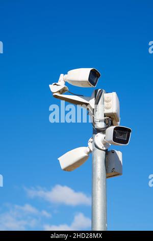 Nahaufnahme einer Überwachungskamera und klarer Himmel. Stockfoto