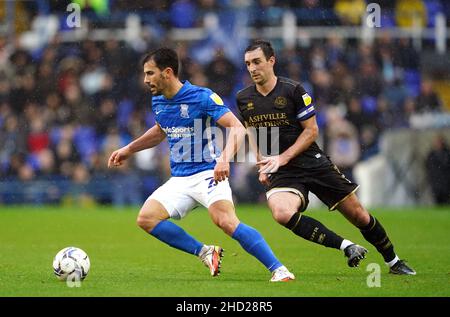 Lee Wallace der Queens Park Rangers (rechts) und Maxime Colin von Birmingham City (links) während des Sky Bet Championship-Spiels in St. Andrew's, Birmingham. Bilddatum: Sonntag, 2. Januar 2022. Stockfoto