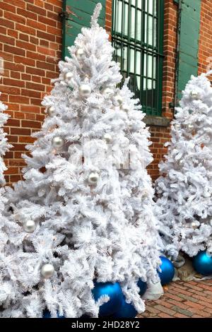 Weiße Weihnachtsbaumdekoration mit Kugeln auf Tannenzweigen. Stockfoto