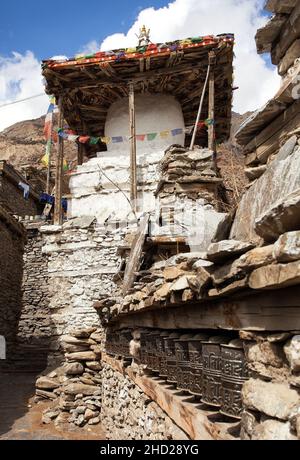 Stupa und Gebetsräder Wand in Manang villlage, eines der besten Dörfer in rund Annapurna Circuit Trekking Trail Route, Nepal Stockfoto