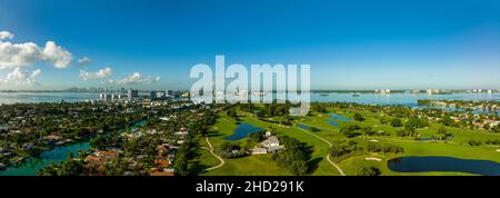 Luxuriöse Häuser auf Golfplatz Landschaft Stockfoto