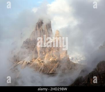 Morgenansicht von drei Zinnen oder Tre Cime di Lavaredo mit schönem bewölktem Himmel, Sextener Dolomiten oder Dolomiti di Sexten, Südtirol, Dolomitenberg Stockfoto