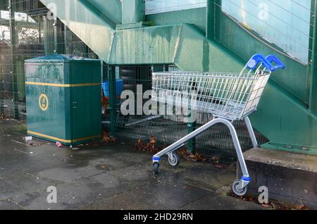 Prestatyn, Großbritannien:14. Dez 2021: Ein Supermarkt-Trolley aus einem nahegelegenen Tesco-Geschäft wurde auf dem Bürgersteig aufgegeben. Stockfoto