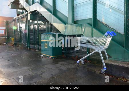 Prestatyn, Großbritannien:14. Dez 2021: Ein Supermarkt-Trolley aus einem nahegelegenen Tesco-Geschäft wurde auf dem Bürgersteig aufgegeben. Stockfoto