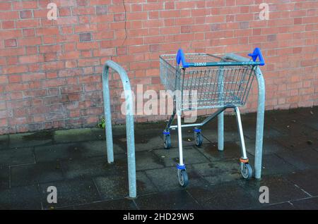 Prestatyn, Großbritannien:14. Dez 2021: Ein Supermarkt-Trolley aus einem nahegelegenen Tesco-Geschäft wurde in einem Fahrradparkplatz aufgegeben. Stockfoto