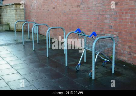 Prestatyn, Großbritannien:14. Dez 2021: Ein Supermarkt-Trolley aus einem nahegelegenen Tesco-Geschäft wurde in einem Fahrradparkplatz aufgegeben. Stockfoto