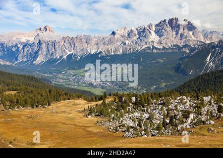 Blick auf Cortina d Ampezzo und die Alpen Dolomiten, hohe Gaisl oder Croda Rossa, Cristallo, Dolomiti, Italien Stockfoto