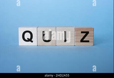 WORTQUIZ auf Holzwürfeln auf hellblauem Hintergrund Stockfoto