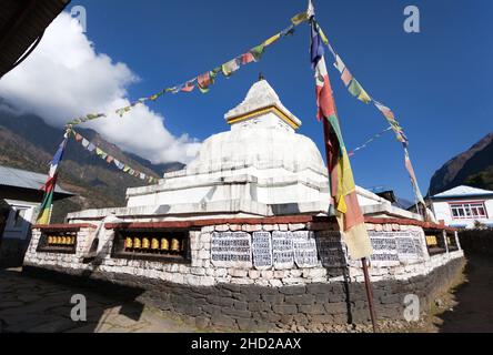 Stupa mit Gebetsfahnen und Rädern auf dem Weg von Lukla nach Namche Bazar in chauricharka in der Nähe von chheplung Dorf - nepal Stockfoto