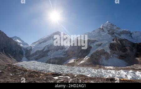 Morgensonne über Mount Everest, lhotse und Nuptse vom Pumo Ri Basislager - Weg zum Everest Basislager - Nepal Stockfoto