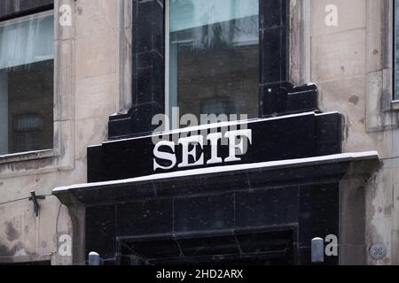 Nachtclub „Seif“ in Tallinn während des Winterschneepufalls. Nachtleben in Estland. Stockfoto