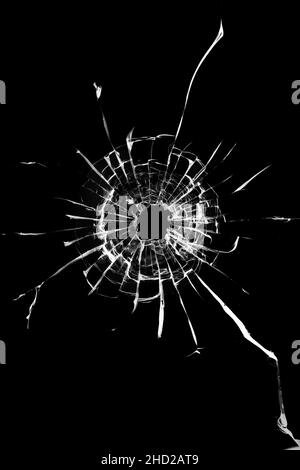 Loch im Fenster. Gebrochenes schwarzes Glas. Texturkonzept für Design Stockfoto