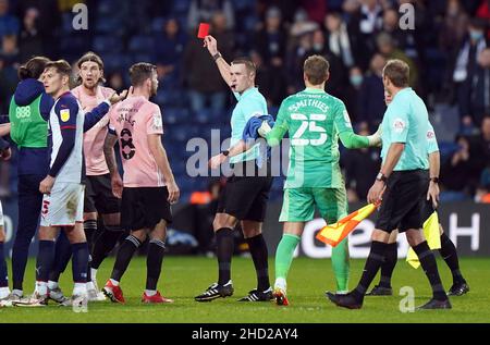 Aden Flint von Cardiff City (Dritter links) reagiert, als ihm während des Sky Bet Championship-Spiels im Hawthorns, West Bromwich, eine rote Karte gezeigt wird. Bilddatum: Sonntag, 2. Januar 2022. Stockfoto