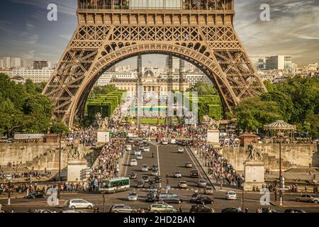 Frankreich, Paris - 5.17.2014: Eiffelturm, Pont d'lena, Place de Varsovie Stockfoto