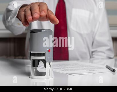 Vertragsstempel. Geschäftsmann oder Anwalt und Stempel. Stockfoto