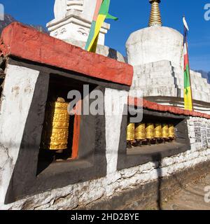 Stupa mit Gebetsfahnen und Rädern auf dem Weg von Lukla nach Namche Bazar im chauricharka Dorf in der Nähe von chheplung Dorf - nepal Stockfoto