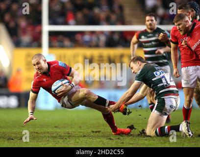 Mike Brown von Newcastle Falcons wird von Harry Potter von Leicester Tigers während des Spiels der Gallagher Premiership im Mattioli Woods Welford Road Stadium, Leicester, angegangen. Bilddatum: Sonntag, 2. Januar 2022. Stockfoto